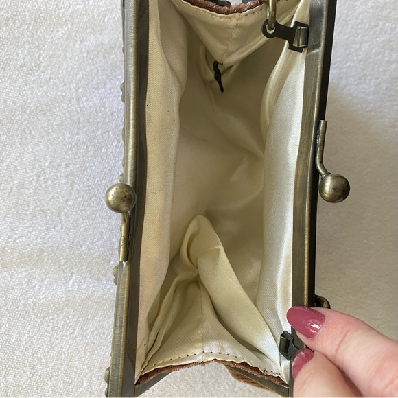 Vintage Guess Brown Velvet Clutch Bag with Kiss Lock and Rhinestone Bee - Picture 6 of 7